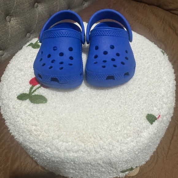 CROCS Kids Vibrant Blue Sandals - Picture 1 of 4